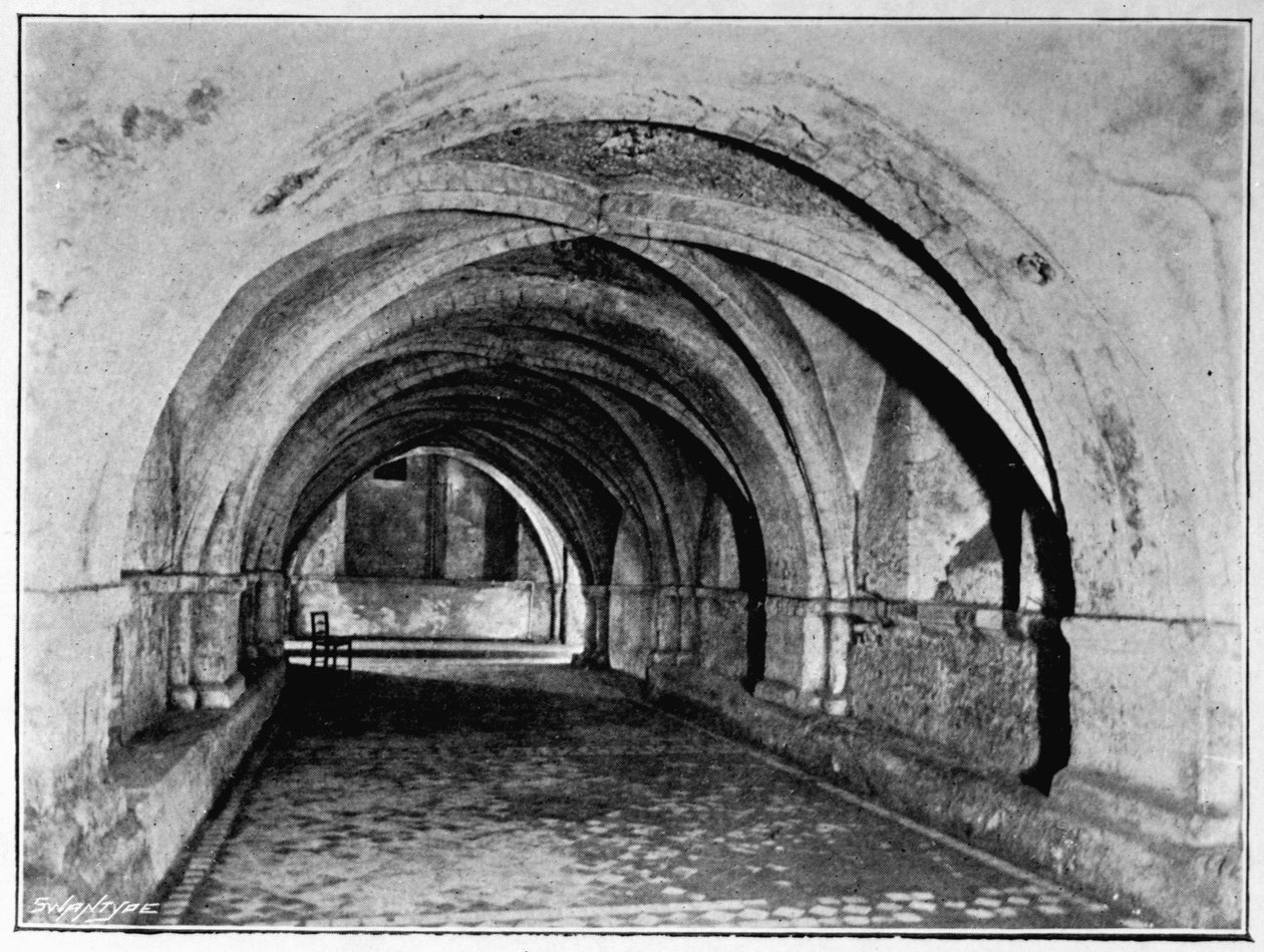Nawa krypty, od zachodnich drzwi, kościół św. Jana, Clerkenwell, z Zakonu Szpitala św. Jana z Jerozolimy autorstwa W.K.R. Bedford i Richard Holbeche, 1902 autorstwa English Photographer