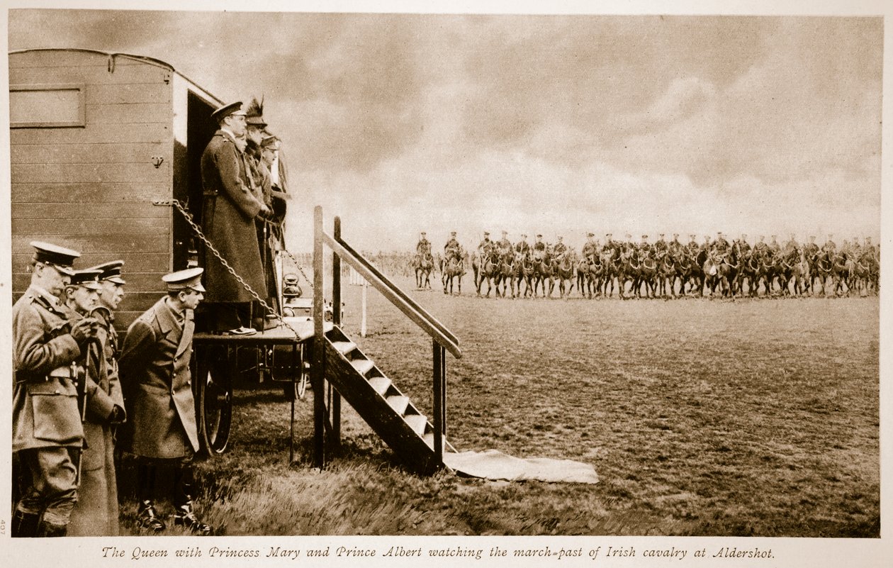 Królowa z księżniczką Marią i księciem Albertem oglądającym przemarsz irlandzkiej kawalerii w Aldershot, 1914-19 autorstwa English Photographer