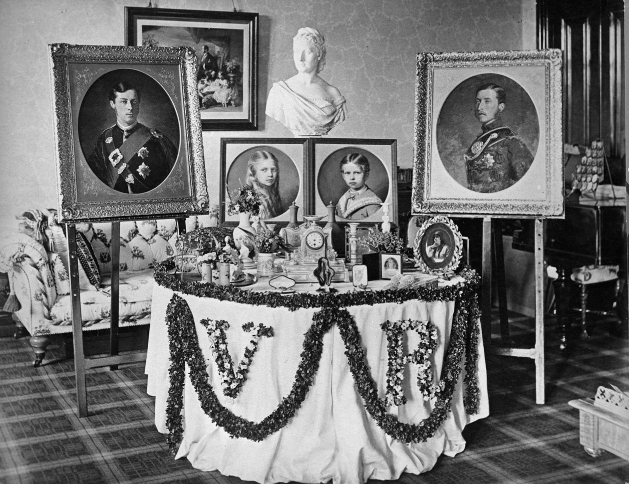 Stół urodzinowy Queens, Zamek Balmoral, 24 maja 1873 r. autorstwa English Photographer