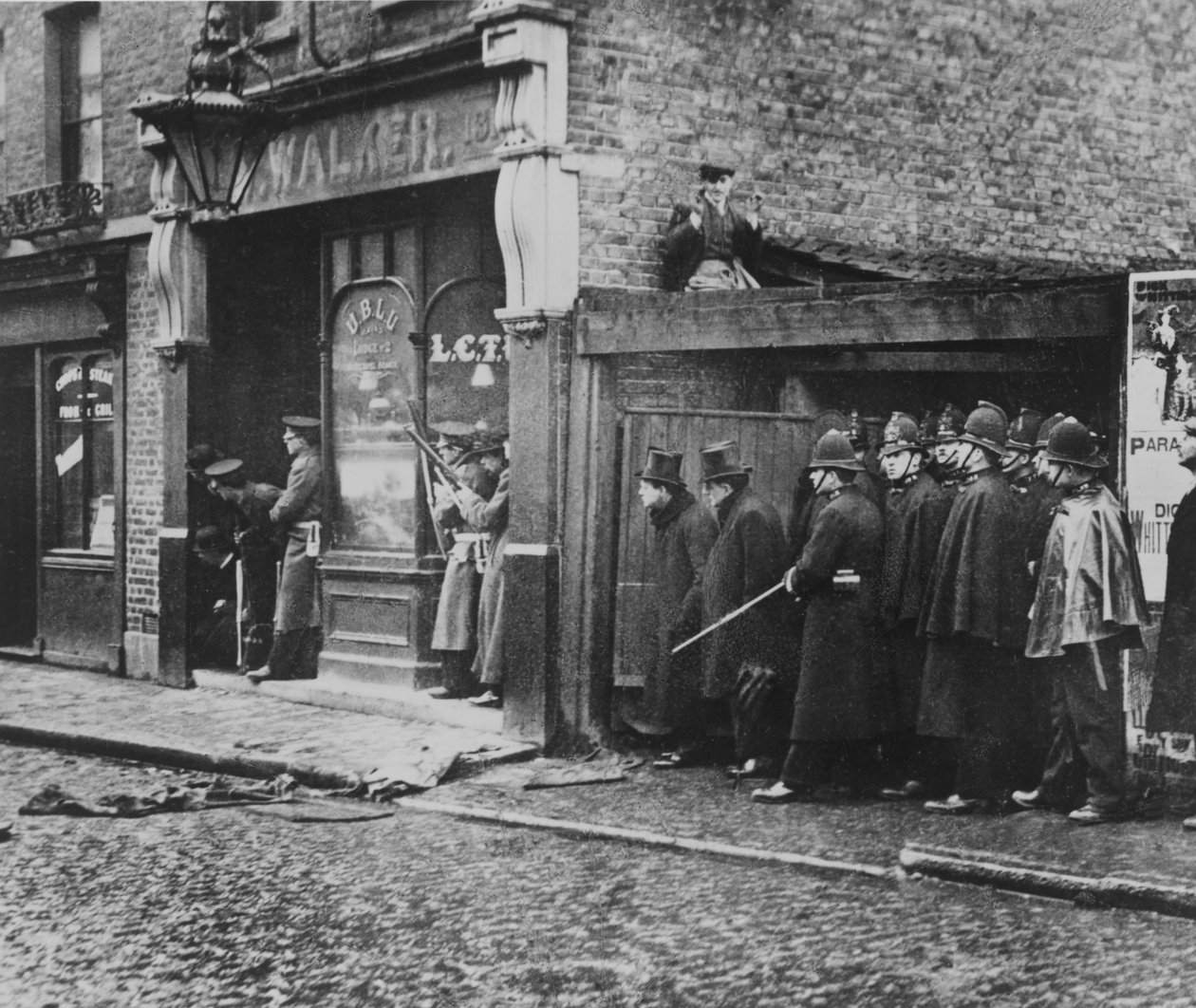 Oblężenie Sidney Street, 1911 autorstwa English Photographer