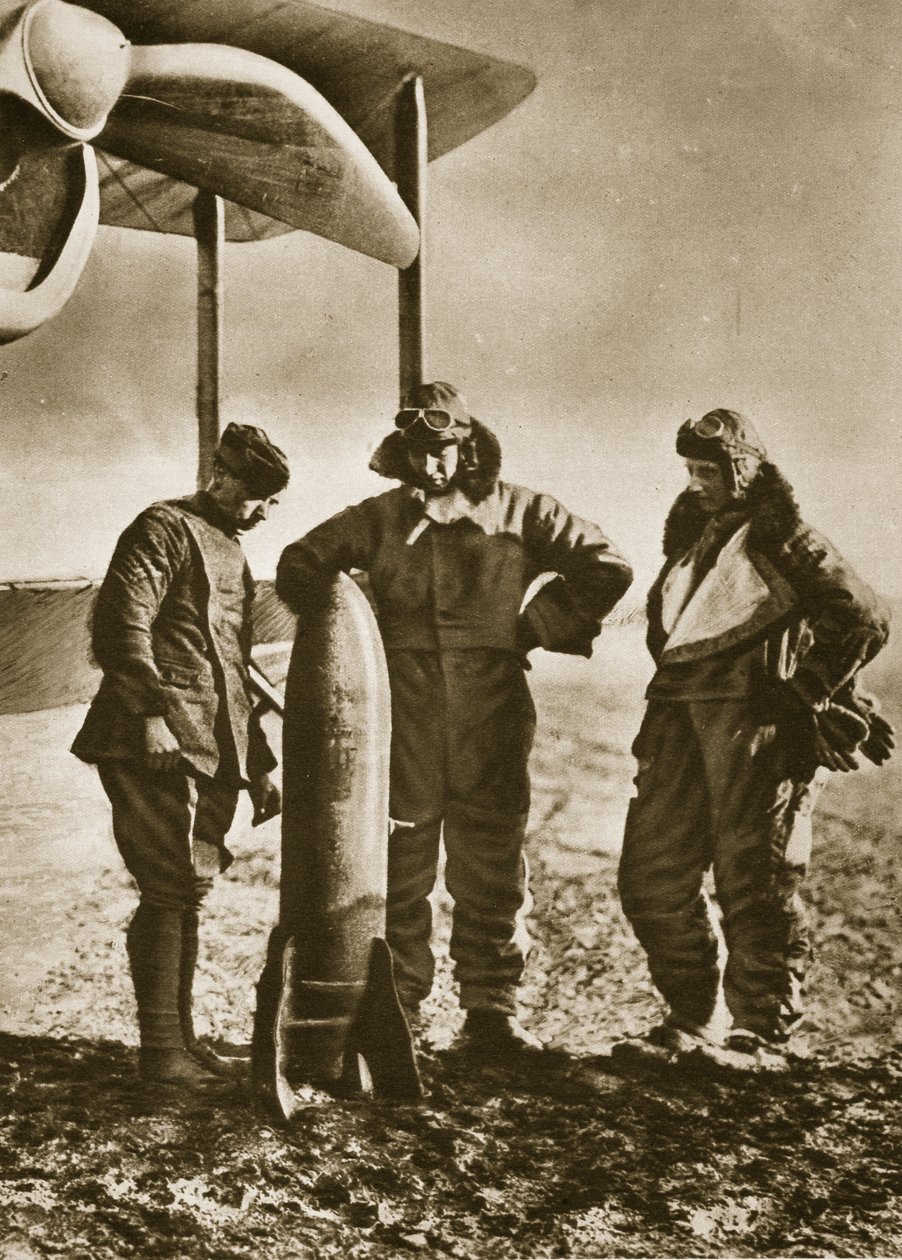 Siewcy: brytyjscy lotnicy rozważający bombę, która rozsieje śmierć wśród wroga, 1914-19 autorstwa English Photographer