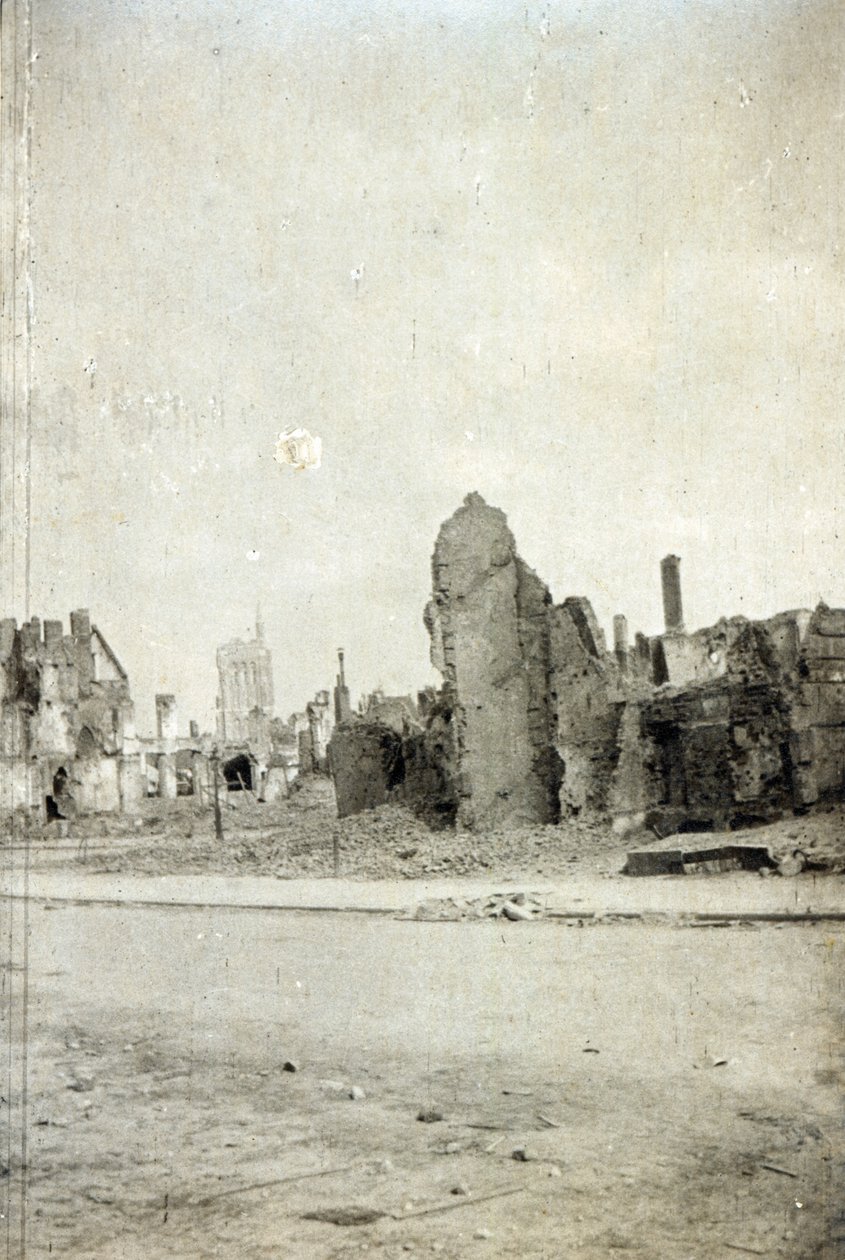 Plac, Ypres, czerwiec 1915 autorstwa English Photographer