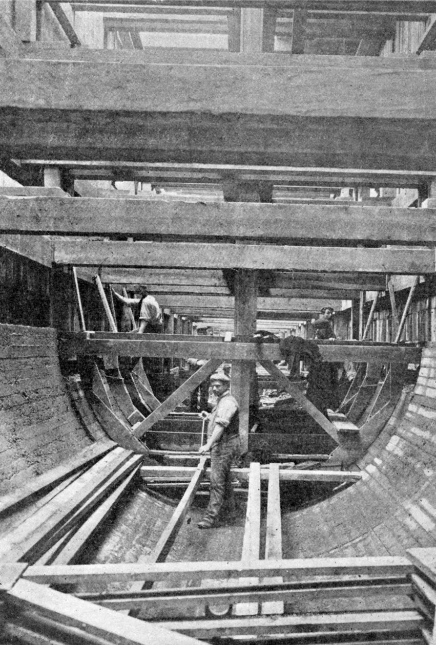 Drewniane i betonowe dno kanału ściekowego Bow i Victoria Park, ilustracja z filmu Król, 1 czerwca 1901 autorstwa English Photographer