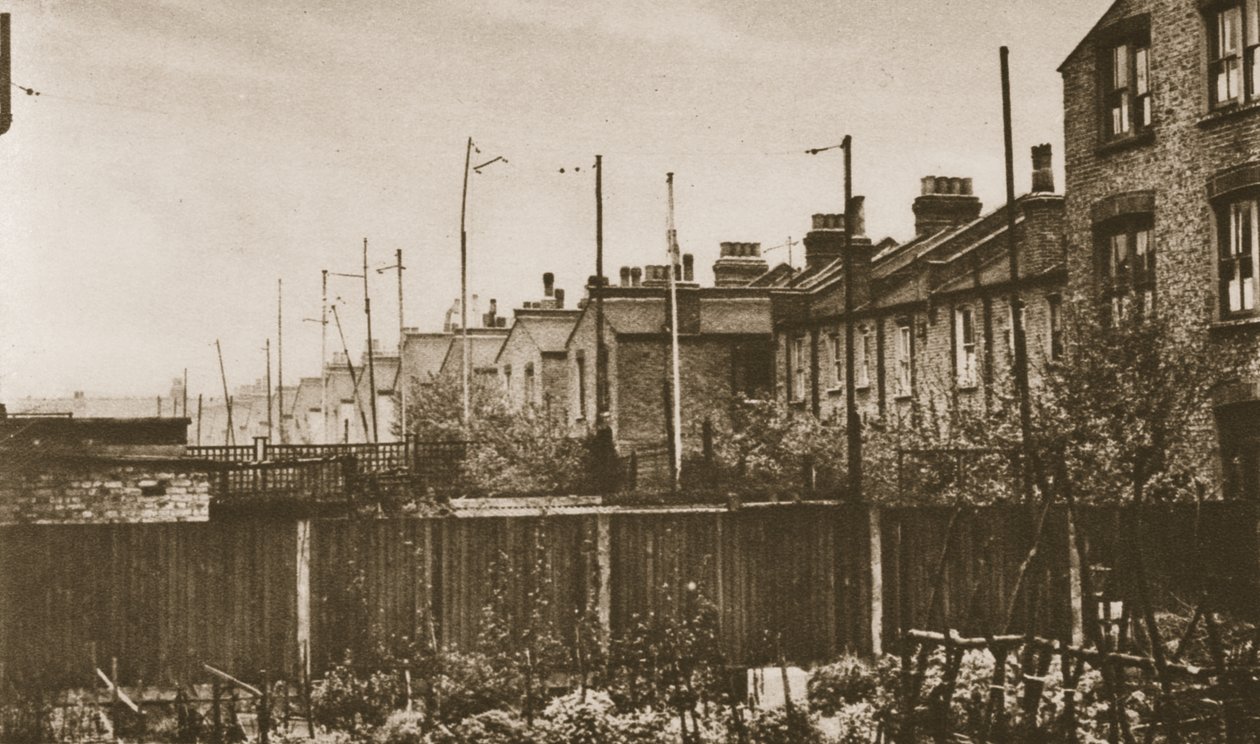 Anteny przedmieścia, z Cudownego Londynu, opublikowane 1926-27 (fotograwiura) autorstwa English Photographer