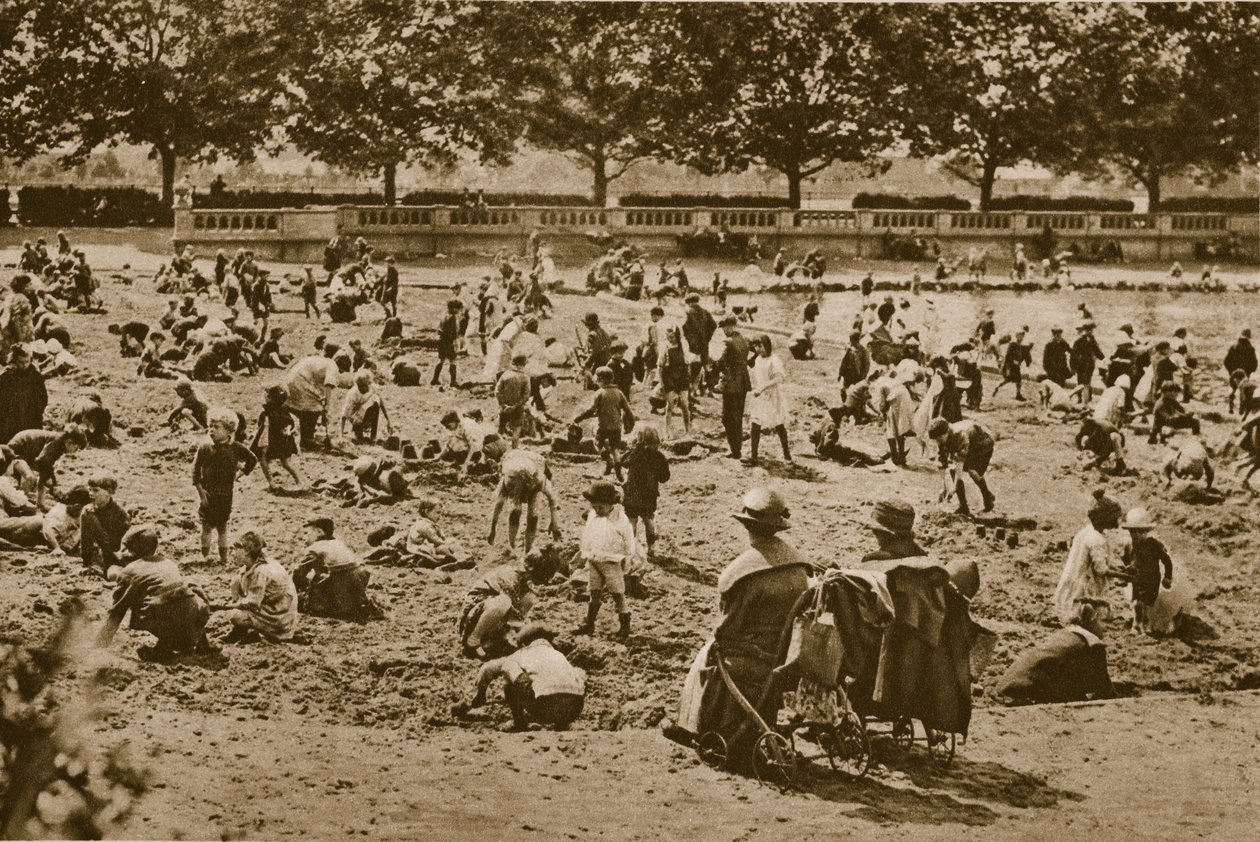 Plaża bez morza: budowanie zamków z piasku, Park Biskupów (zdjęcie w sepii) autorstwa English Photographer