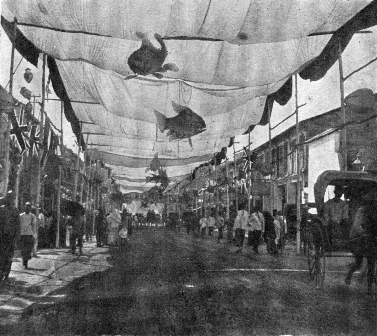 Dekoracje na Main Street w Singapurze, ilustracja z filmu Król, 25 maja 1901 r. autorstwa English Photographer