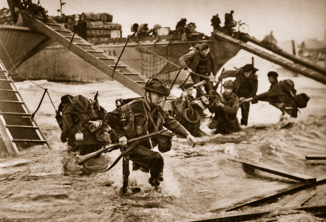 Pierwsze oddziały brytyjskie schodzą ze specjalnie zaprojektowanych drabin do lądowania. W środku żołnierze niosą skuter, 6 czerwca 1944 autorstwa English Photographer