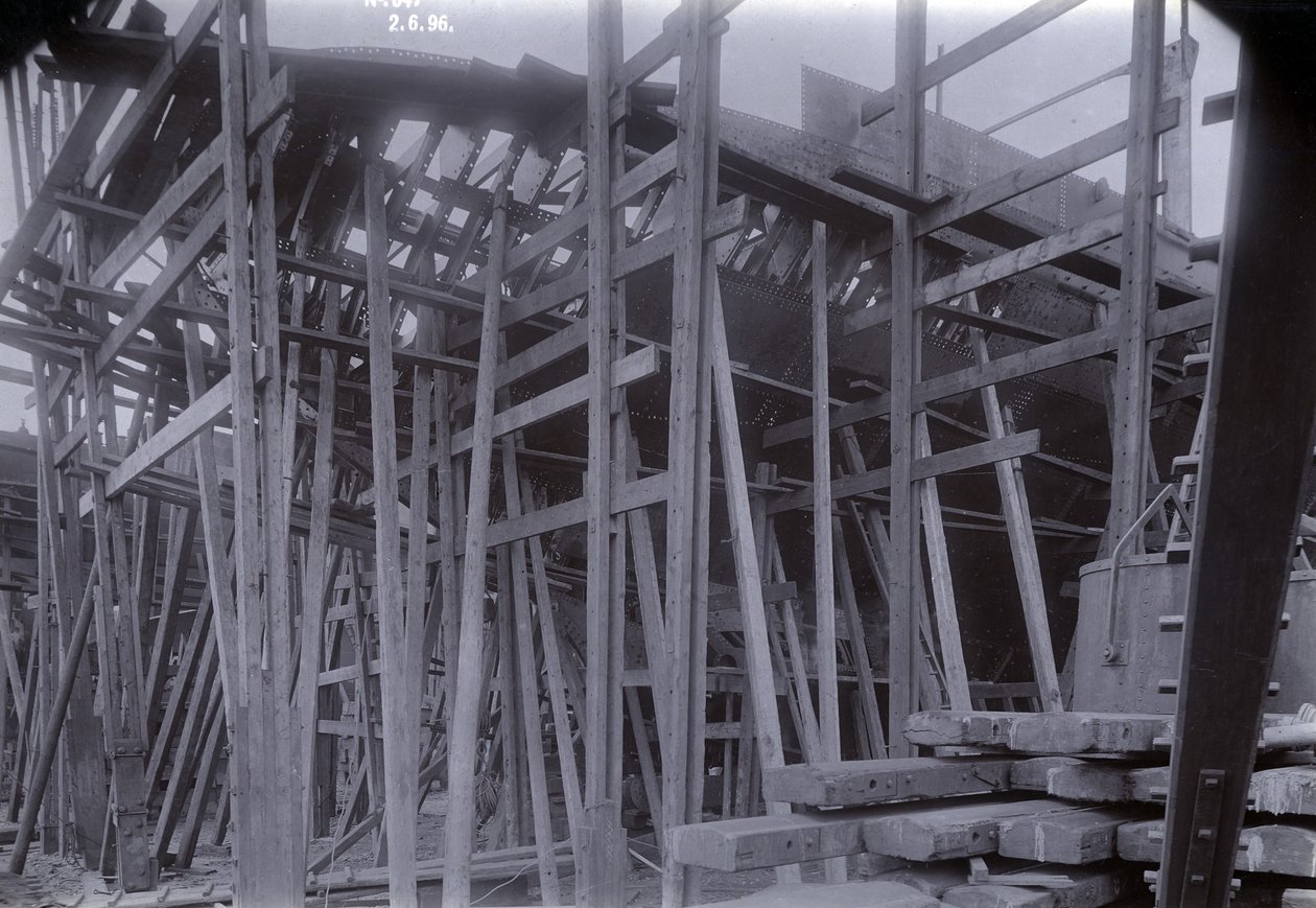 Lodołamacz, parowiec promowy SS Baikal w ramie podczas budowy przez Sir W.G. Armstronga Mitchella and Co. Ltd. w stoczni Low Walker, Newcastle upon Tyne w 1896 r. autorstwa English Photographer