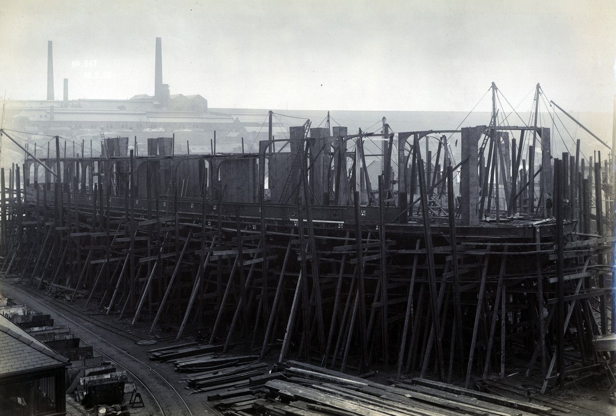 Lodołamacz, parowiec promowy SS Baikal w ramie podczas budowy przez Sir W.G. Armstronga Mitchella and Co. Ltd. w stoczni Low Walker, Newcastle upon Tyne w 1896 r. autorstwa English Photographer