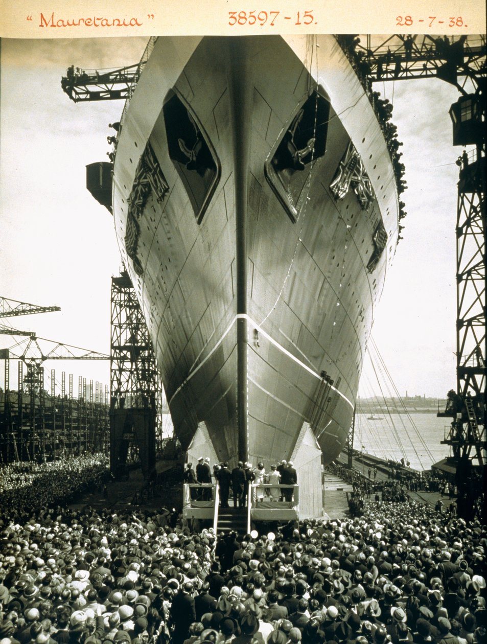 Wodowanie RMS Mauretania, 28 lipca 1938 r. autorstwa English Photographer