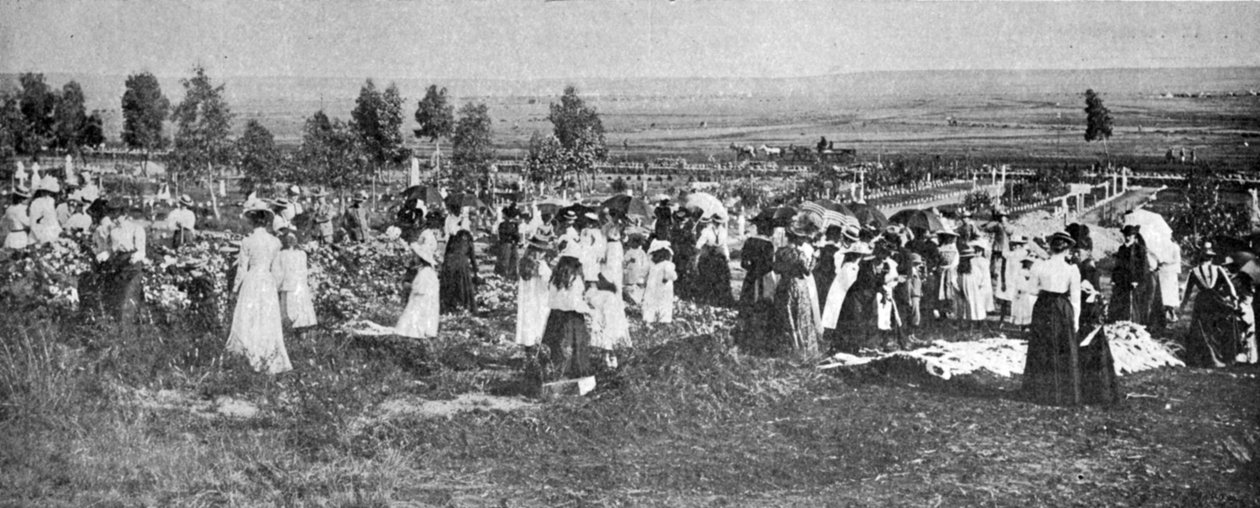 Członkowie lojalnej gildii kobiet w Bloemfontein dekorują groby na cmentarzu w Bloemfontein, ilustracja z filmu Król, 25 maja 1901 r. autorstwa English Photographer