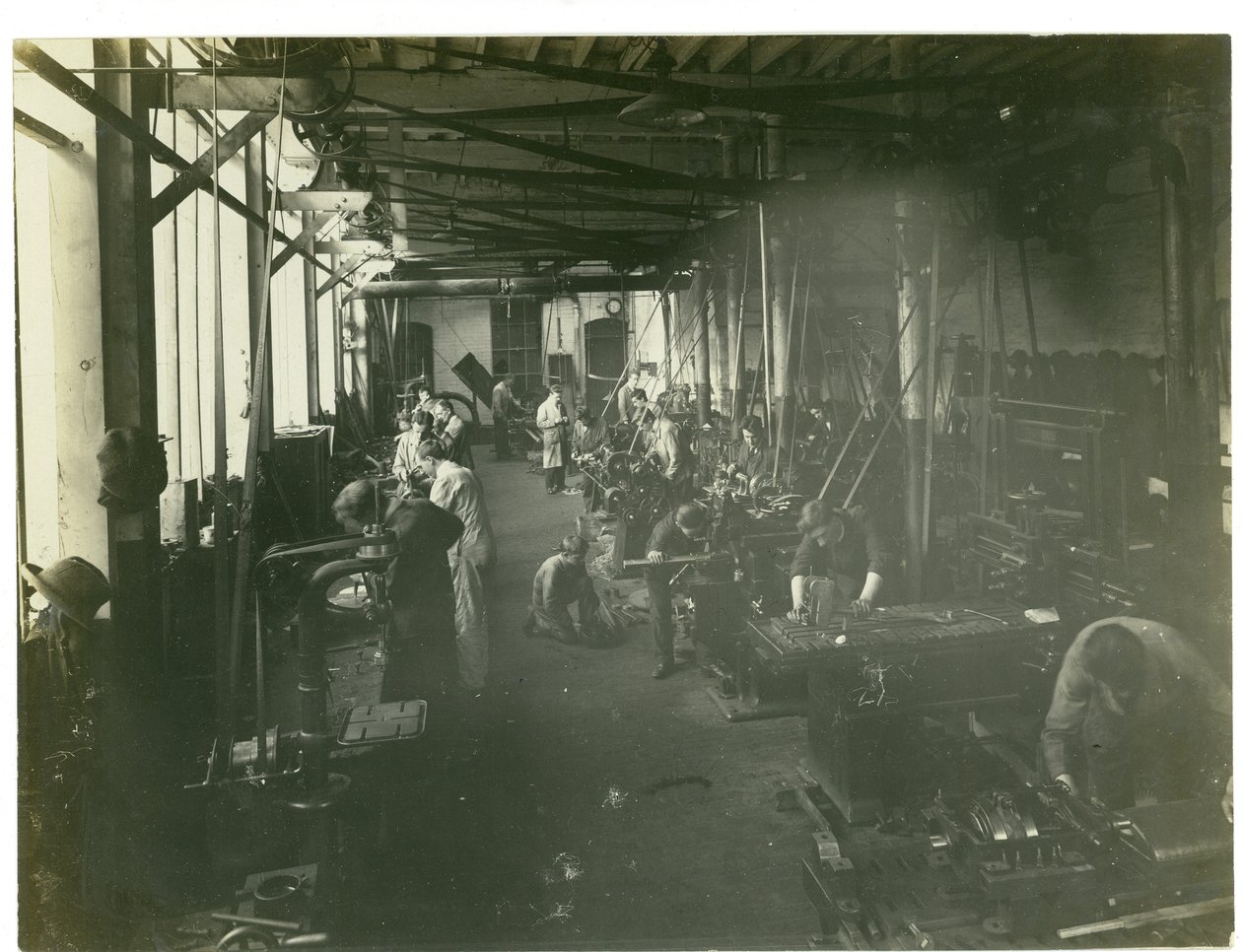 Warsztat naprawczy, fabryka dywanów, 1923 autorstwa English Photographer
