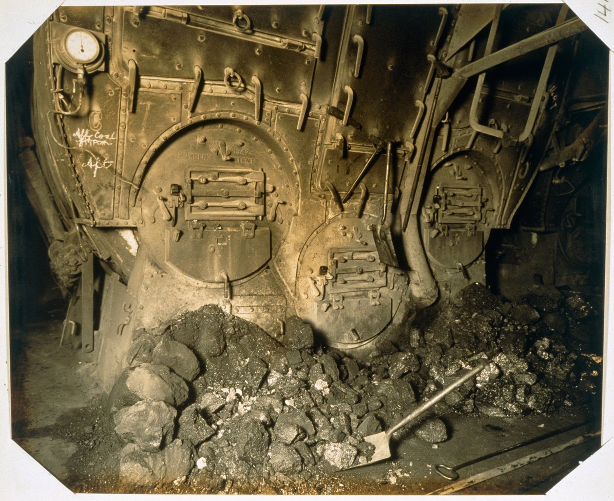 Magazyn RMS Aquitania autorstwa English Photographer