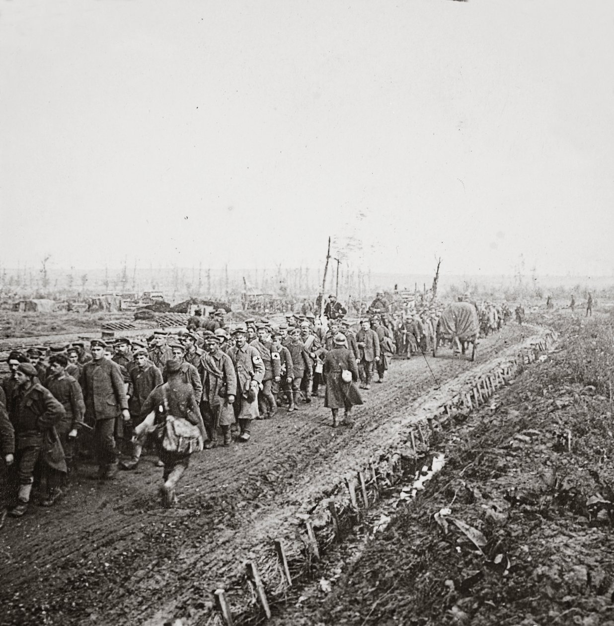 Tysiące niemieckich żołnierzy wziętych do niewoli podczas ostatecznej klęski niemieckich wojsk nad rzeką Sambre, 1918 r. autorstwa English Photographer