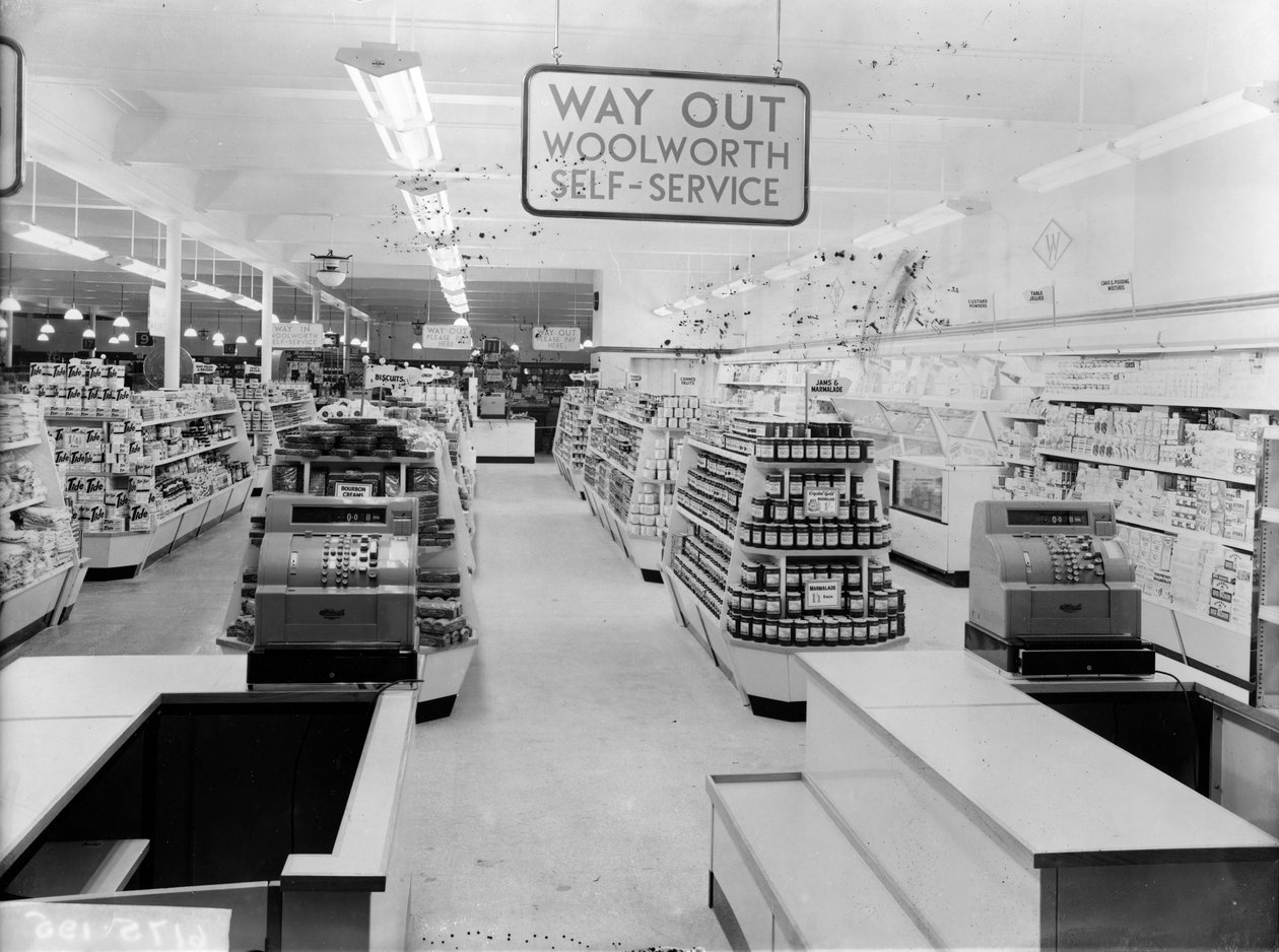 Tills, sklep Woolworths, 1956 autorstwa English Photographer