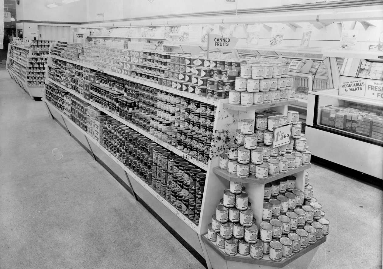 Alejka z konserwami, sklep Woolworths, 1956 autorstwa English Photographer