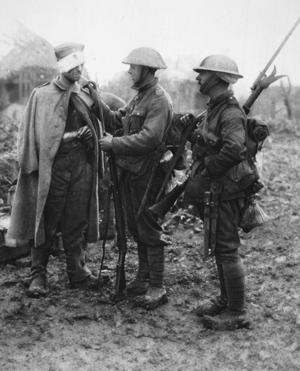 Tommy nie żywi żadnych złych uczuć: daje światło rannemu niemieckiemu jeńcowi, z The Illustrated War News, 26 lipca 1916 autorstwa English Photographer