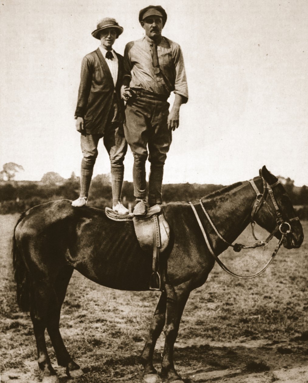 Szkolenie rekruta: por. Mike Rimington, uczennica i osoba zajmująca się końmi, ilustracja z The Illustrated War News, wrzesień 1916 (zdjęcie w sepii) autorstwa English Photographer