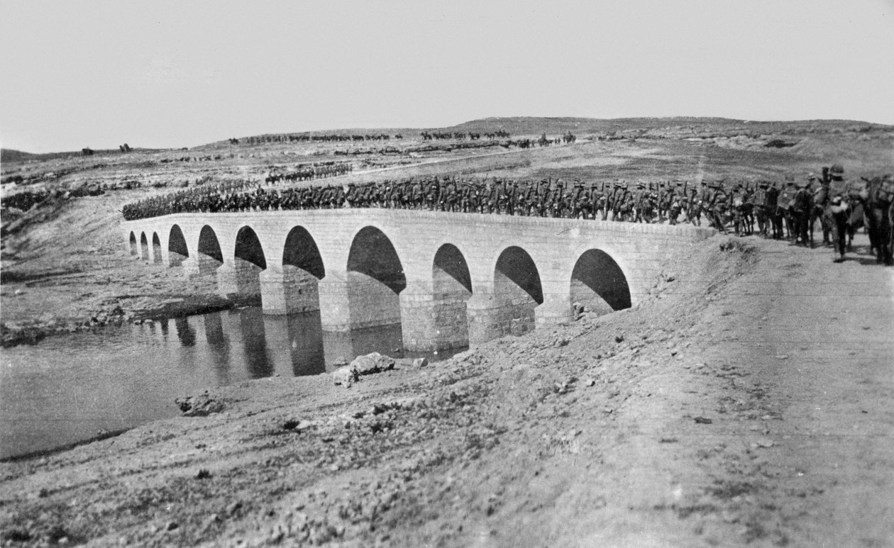 Oddziały przechodzące przez most, 1917 autorstwa English Photographer