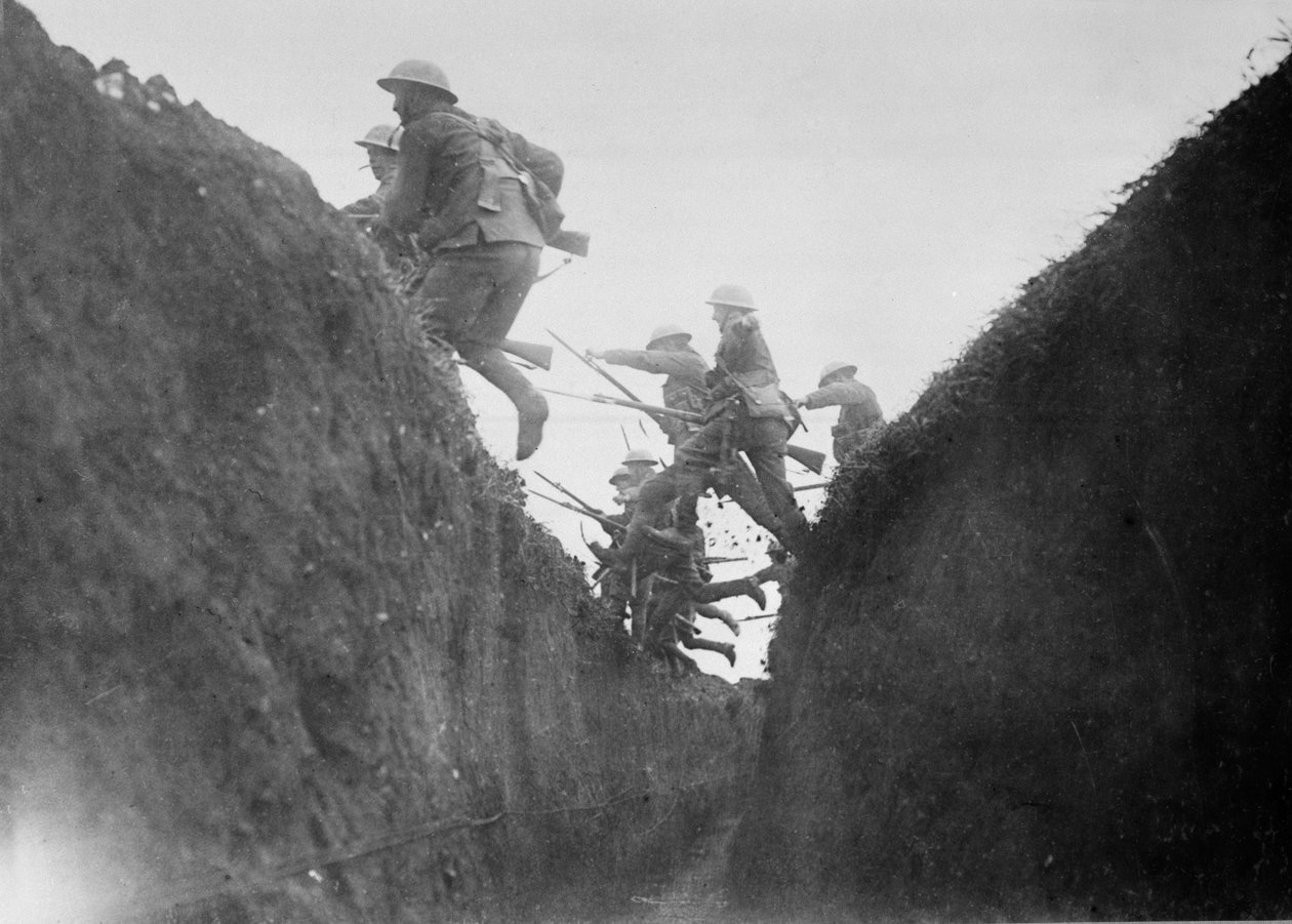 Żołnierze w szkoleniu, przeskakiwanie przez rów, 1916-17 autorstwa English Photographer