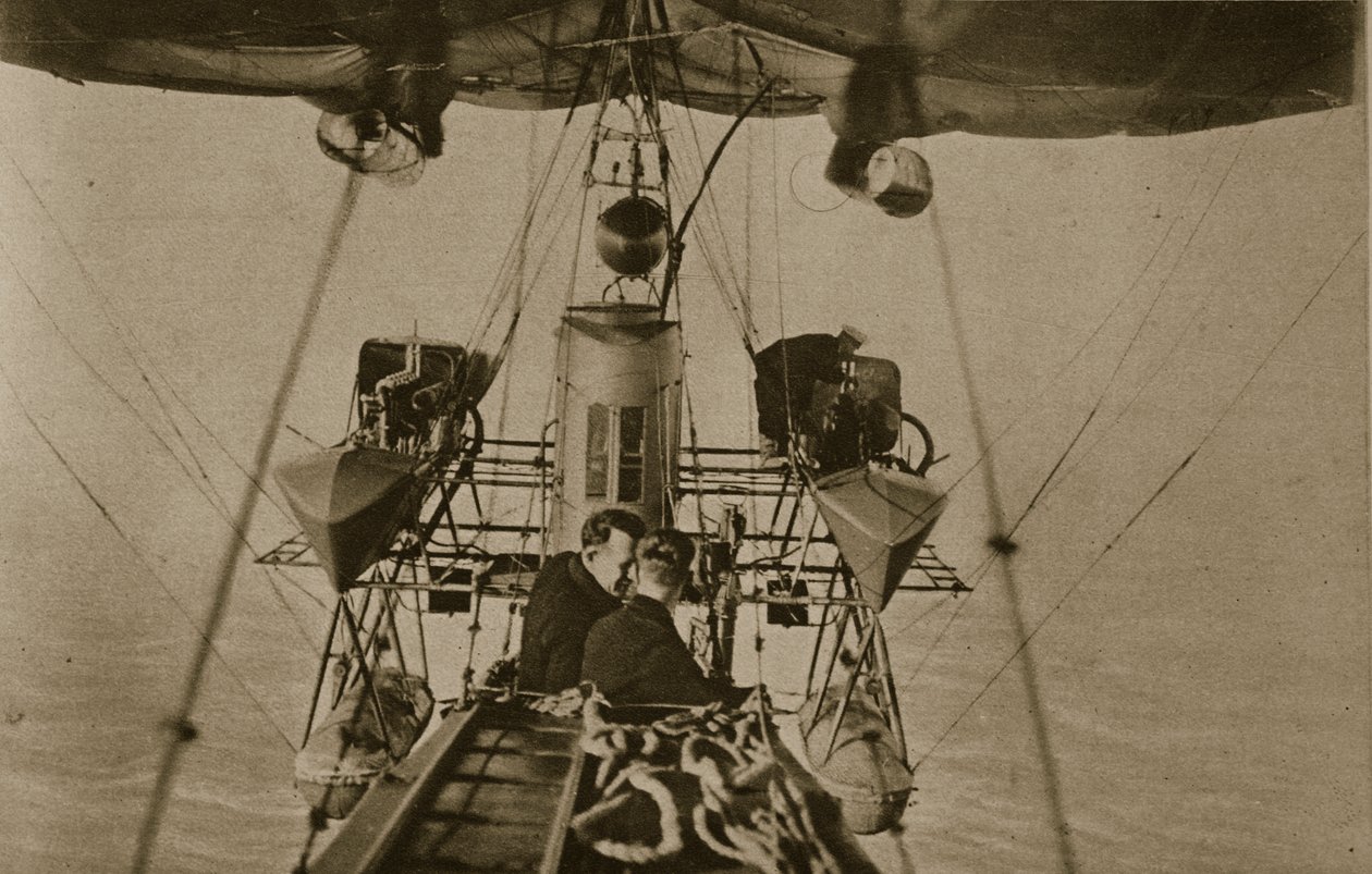 Dwóch pracowników (spotterów) w gondoli podwieszonej pod sterowcem marynarki wojennej, 1914-19 autorstwa English Photographer