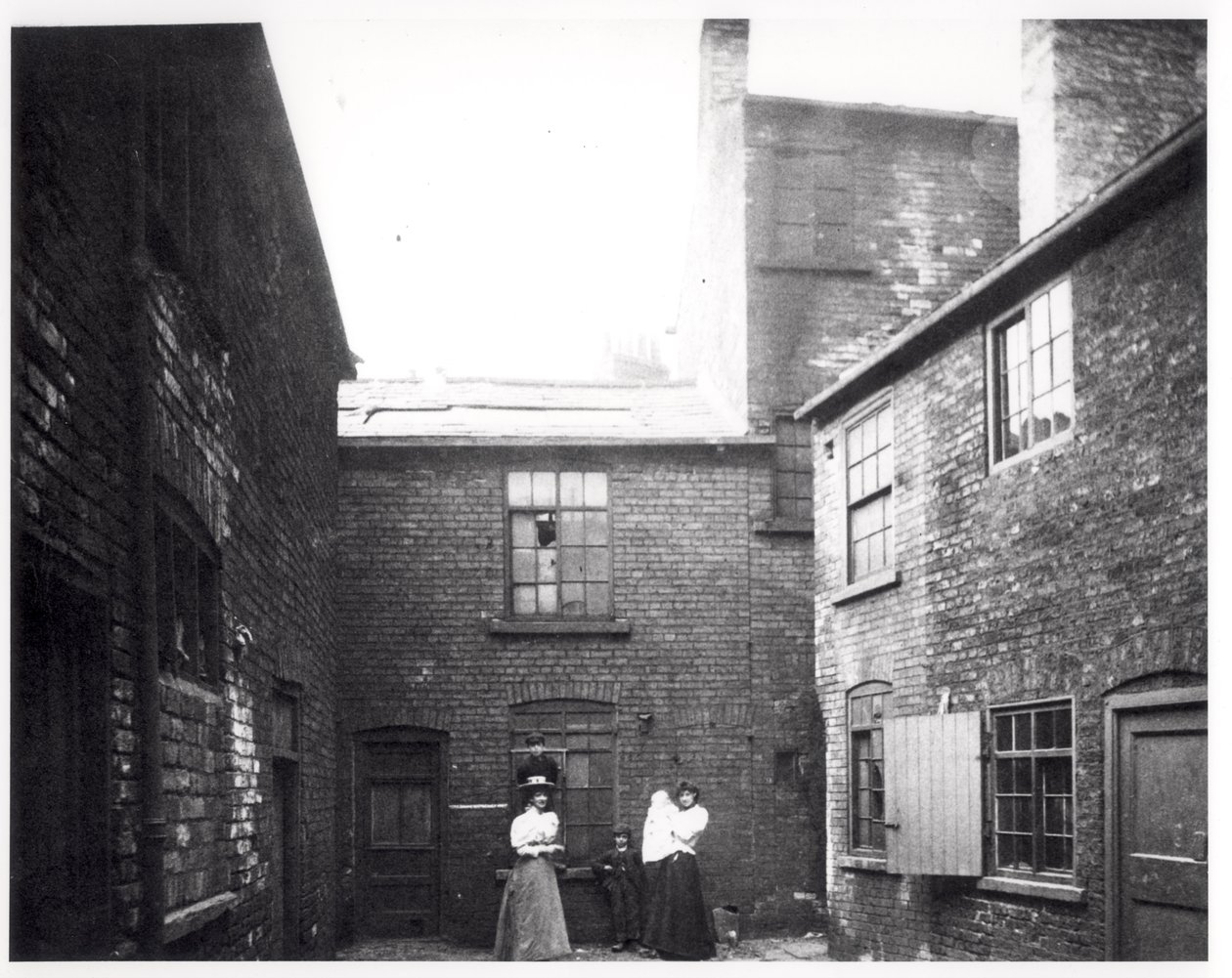 Dwie kobiety pozują ze swoimi dziećmi, Eagle and Child Yard, Hunslet, Leeds, 13 maja 1896 r. autorstwa English Photographer
