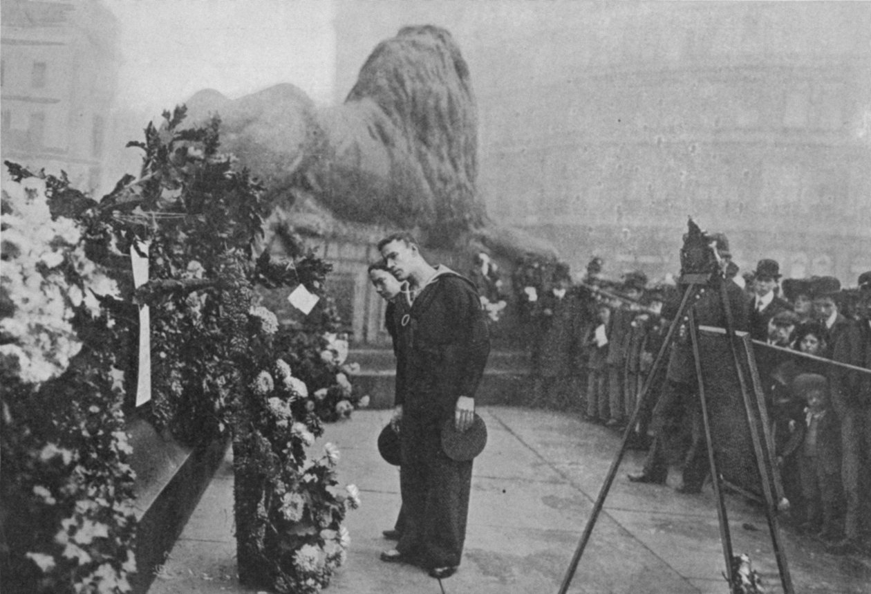 Under Nelsons Shadow: Bluejackets Inspecting Wreaths at the Foot of the Admirals Statue, opublikowane w The Graphic 27 października 1906 autorstwa English Photographer