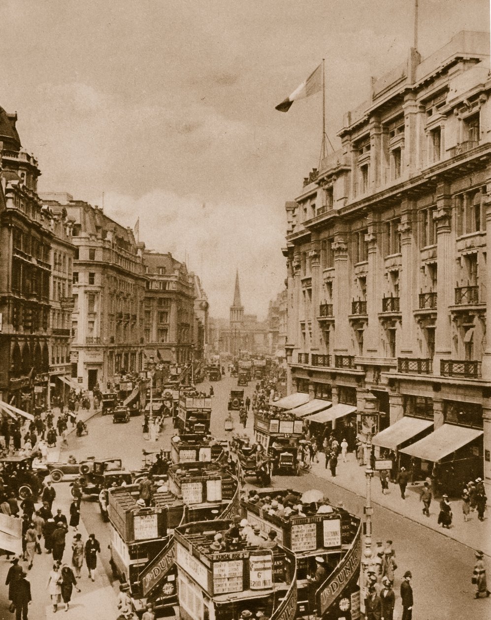 Górna część ulicy Regents Street (zdjęcie w sepii) autorstwa English Photographer