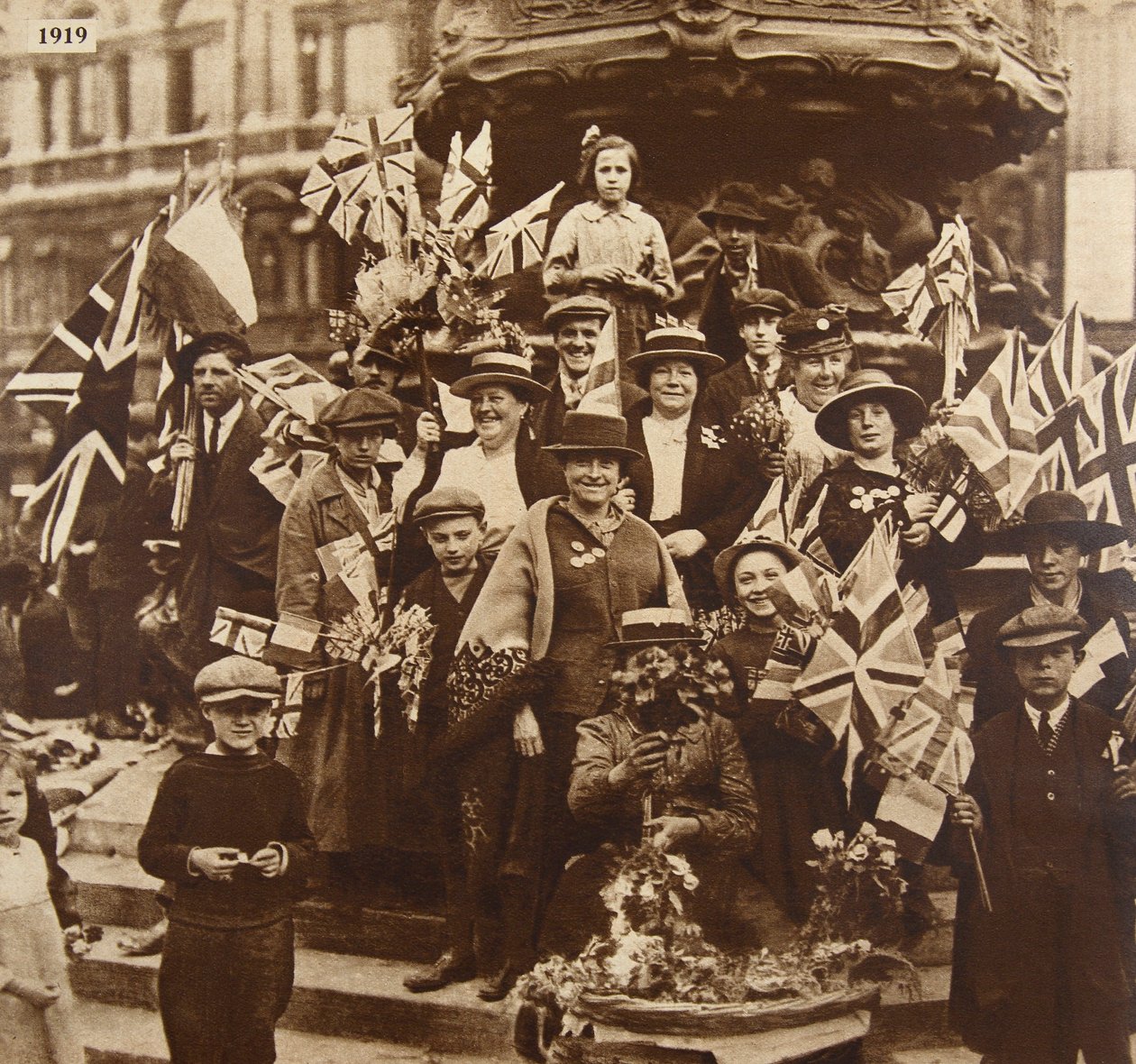 Uroczystości zwycięstwa pod Erosem, Piccadilly, Londyn, 1919 autorstwa English Photographer
