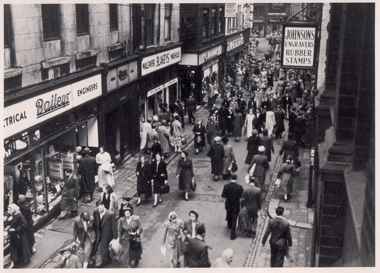 Widok kupujących na Trinity Street, Leeds, 1956 autorstwa English Photographer