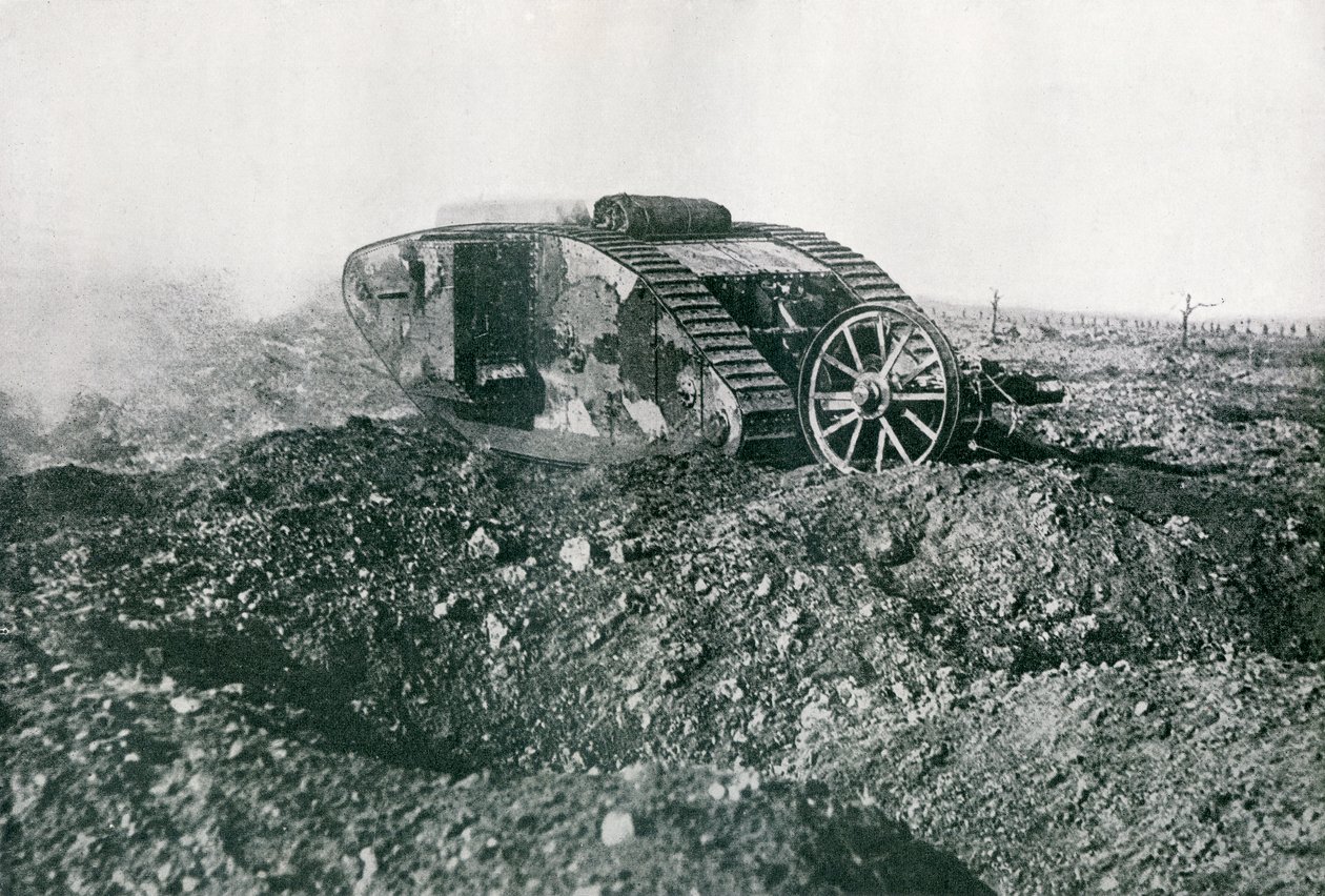 Brytyjski czołg z I wojny światowej w akcji na froncie zachodnim, 1917 autorstwa English Photographer