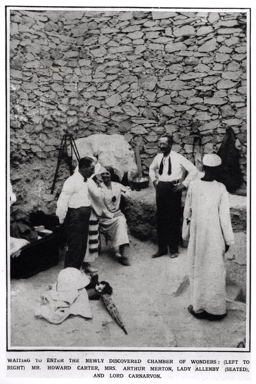 Oczekiwanie na wejście do nowo odkrytej Komnaty Cudów (od lewej) Howard Carter (1874-1939) Pani Arthur Merton, Lady Allenby (siedzi) i Lord Carnarvon (1866-1923) z The Illustrated London News, 16 autorstwa English Photographer