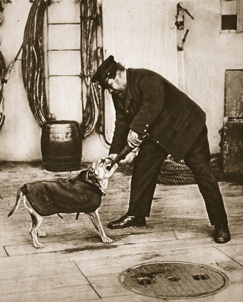 Co mamy dobrze trzymać!, ilustracja z The Illustrated War News, luty 1917 (zdjęcie w sepii) autorstwa English Photographer