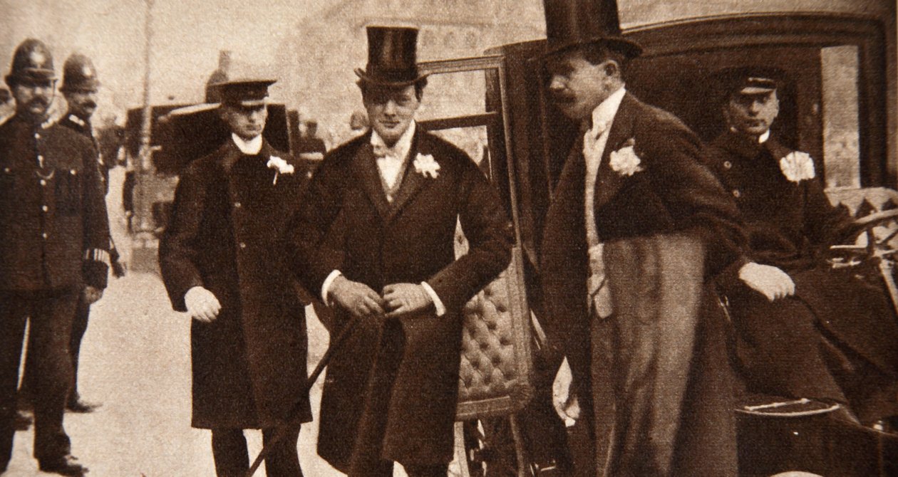 Winston Churchill przybywający do drzwi St Margarets w Westminster w dniu ślubu, 1908 r. autorstwa English Photographer