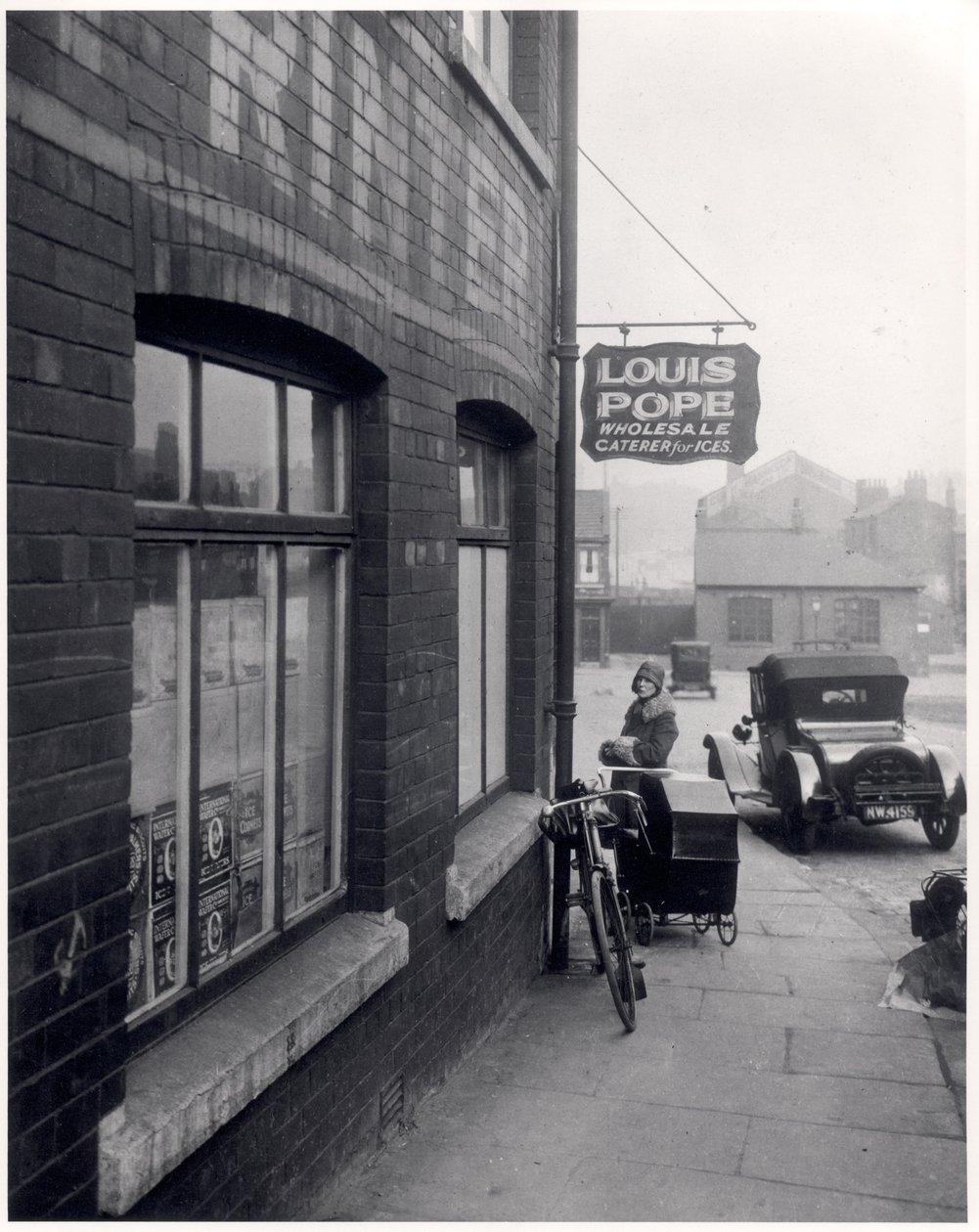 Kobieta z wózkiem dziecięcym poza terenem Louisa Popesa, Lady Lane, Leeds, 1931 autorstwa English Photographer
