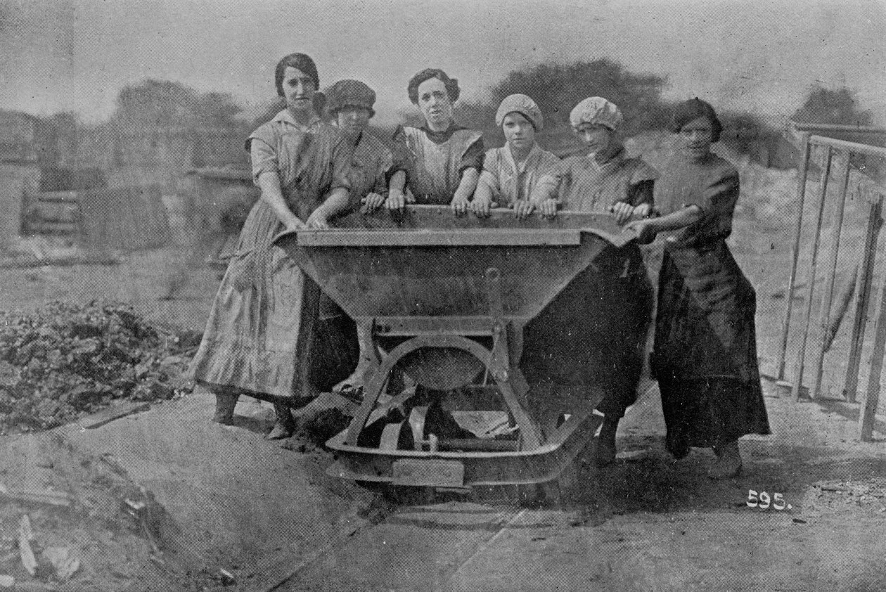 Kobiety przewożące śmieci. Zdjęcia do Biura Wojennego, 1916 autorstwa English Photographer