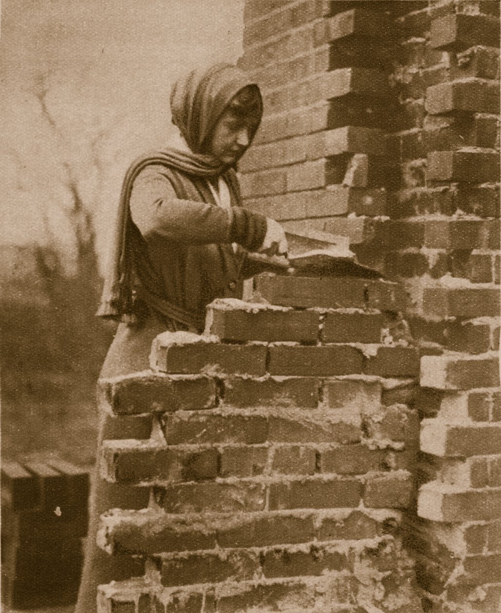 Kobiety pracujące przy ceglanym murze, 1914-19 autorstwa English Photographer