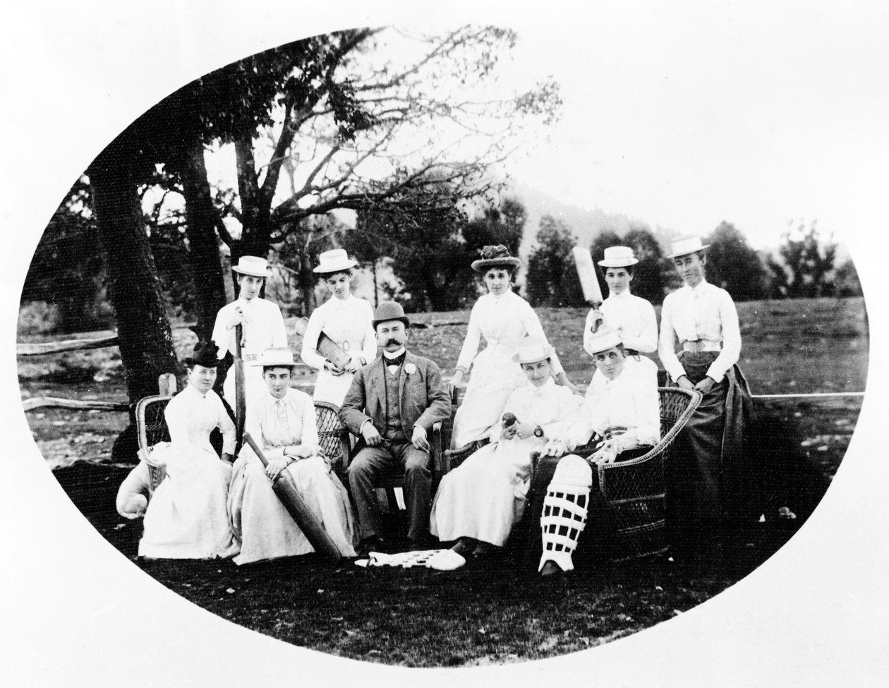 Drużyna krykieta kobiet, ok. 1870-90s autorstwa English Photographer