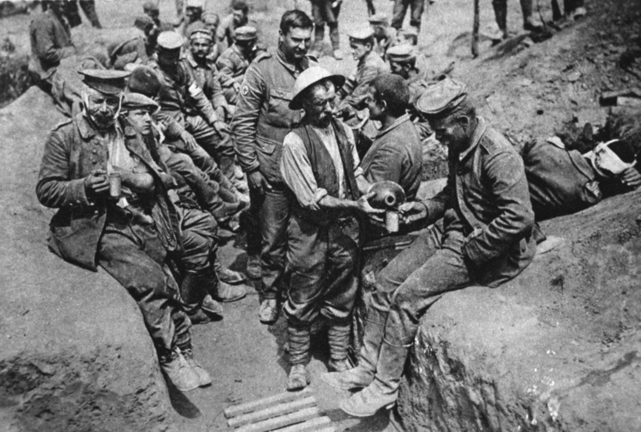 Ranni jeńcy niemieccy: żołnierz rozprowadzający wodę, z The Illustrated War News, 18 sierpnia 1916 autorstwa English Photographer