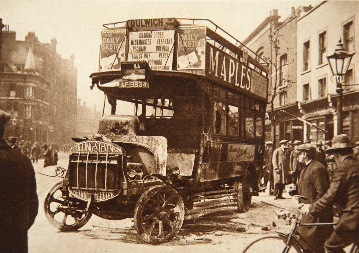 Wrak autobusu, który został podpalony przez strajkujących w południowym Londynie, 1926 autorstwa English Photographer