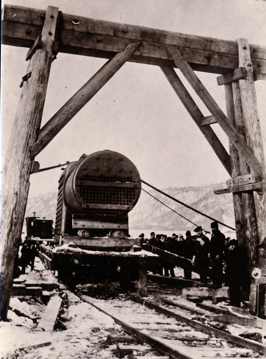 Stocznia nr 647, Bajkał. Kocioł cylindryczny dla parowca Bajkał łamiącego lód, 1896 r. autorstwa English Photographer