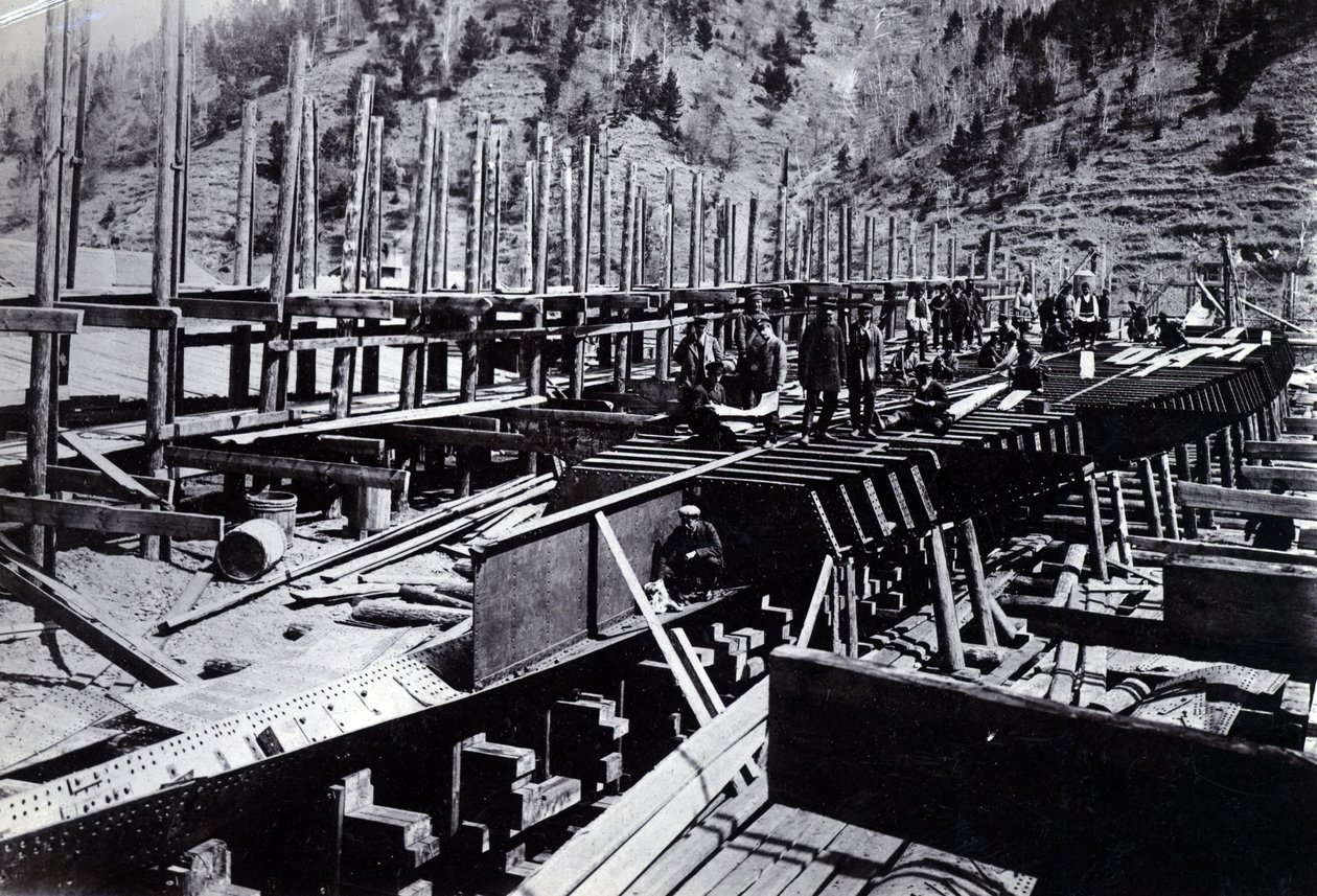 Nr stoczni 647, Bajkał. Pokazuje łamiący lody pociąg promowy parowiec Baikal w budowie nad jeziorem Bajkał, 1896 r. autorstwa English Photographer