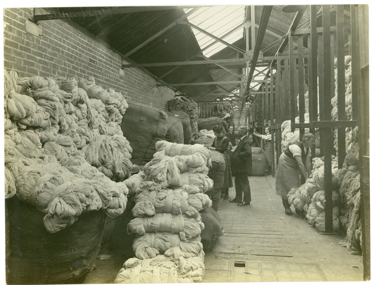Magazyny przędzy, fabryka dywanów, 1923 autorstwa English Photographer