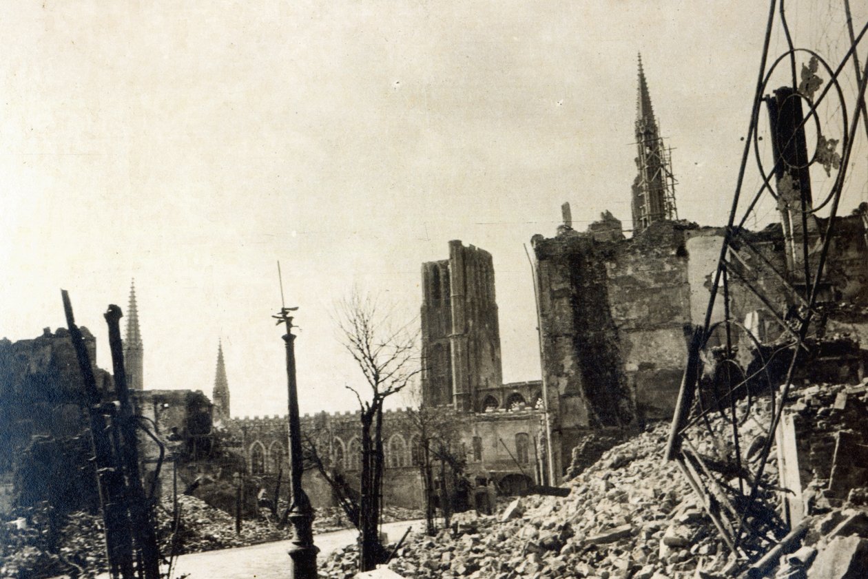 Ypres z Rue de Ville, czerwiec 1915 autorstwa English Photographer