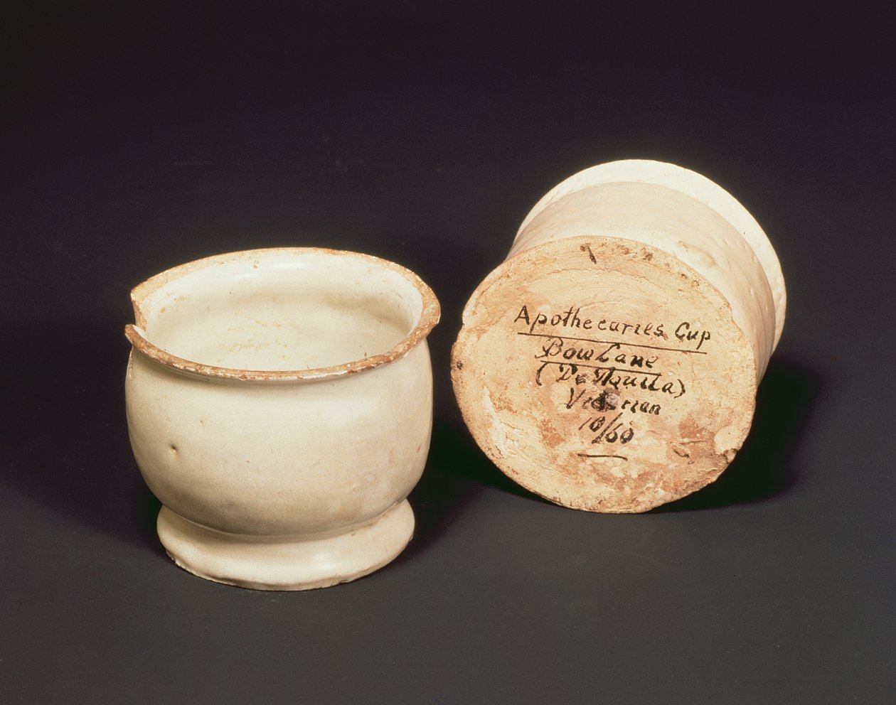 Filiżanki dla aptekarzy, Bow Lane, ok. 1630 (ceramiczne) autorstwa English School