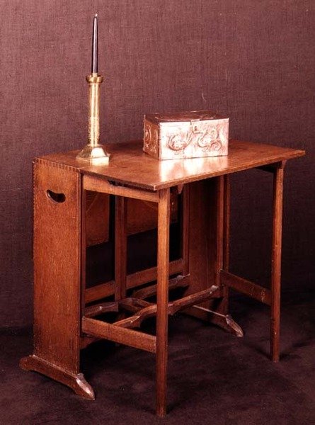 Stół Arts and Crafts, szkatułka i świecznik, koniec XIX w. autorstwa English School