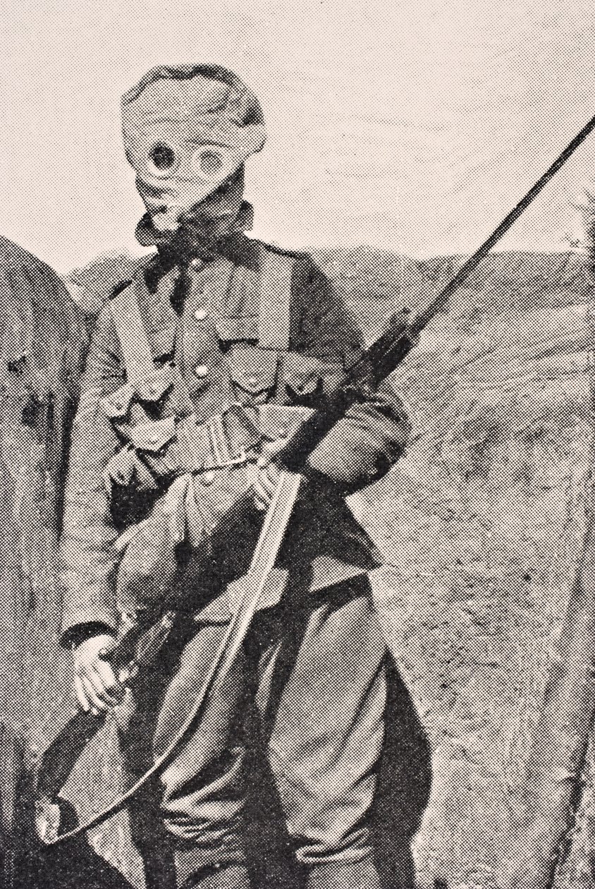 Żołnierz kanadyjski w masce gazowej w 1915, z „The War Illustrated Album de Luxe”, wydanej w Londynie, 1916 autorstwa English School