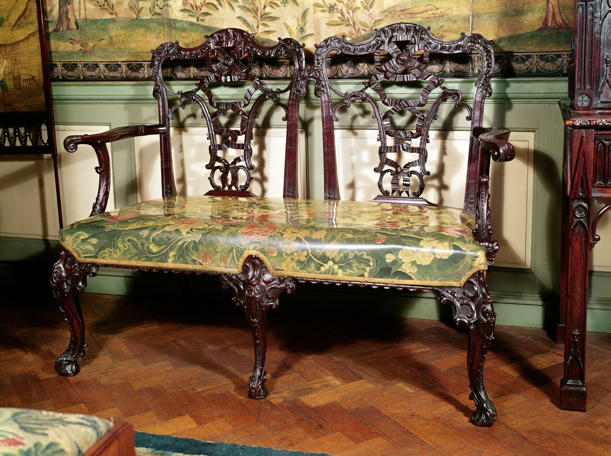 Rzeźbiona sofa z siedziskiem gobelinowym, podobna do projektu Thomasa Chippendale