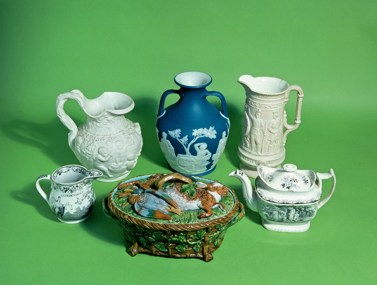 Kolekcja wiktoriańskiej ceramiki Wedgwood; i ceramika wiktoriańska, w tym kopia wazy Portland (ceramiczna) autorstwa English School
