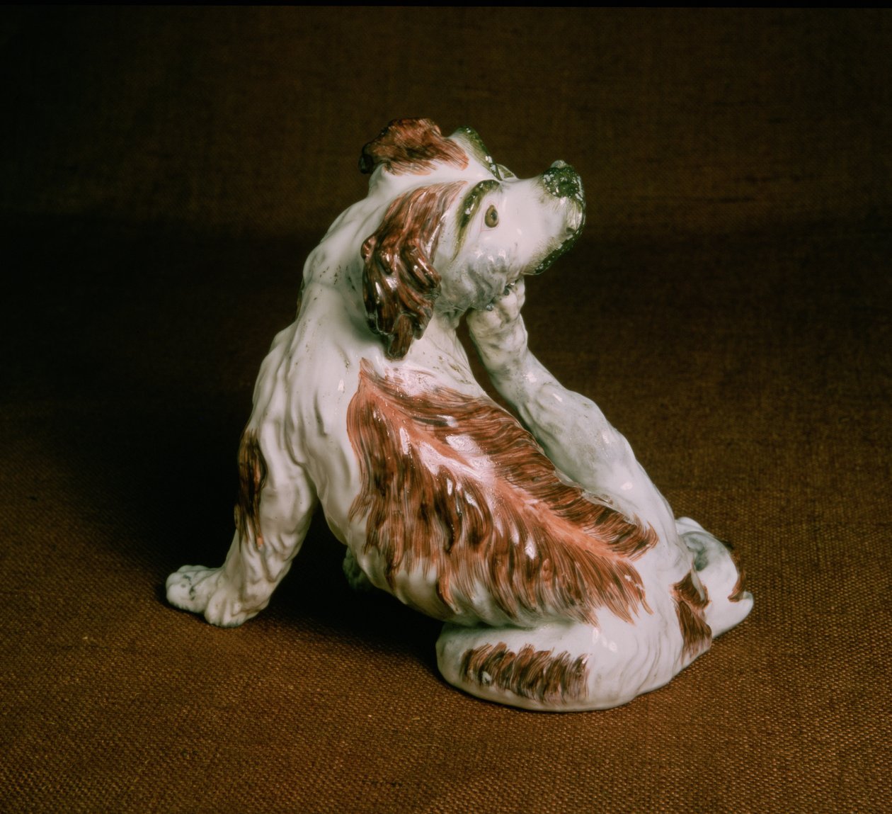 Postać derby spaniela King Charles, okres Chelsea-Derby, ok. 1780 (porcelana) autorstwa English School